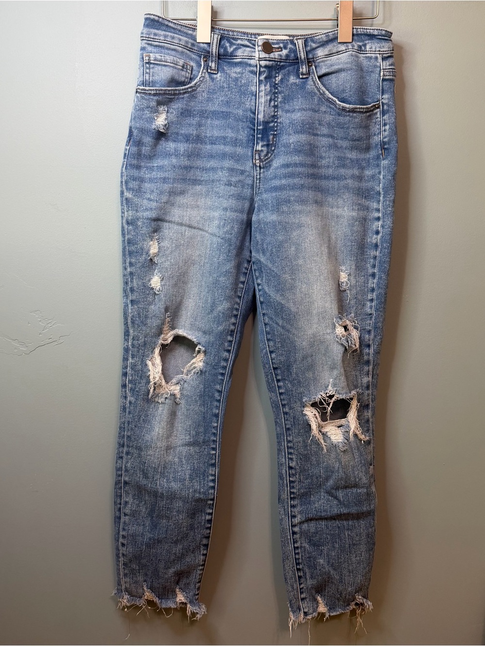 BKE High Rise Mom Jeans Distressed Raw Hem. Size 29 (actual 29X27)